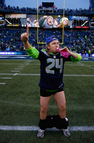 Illustration for article titled Pantsless Seahawks Fan!